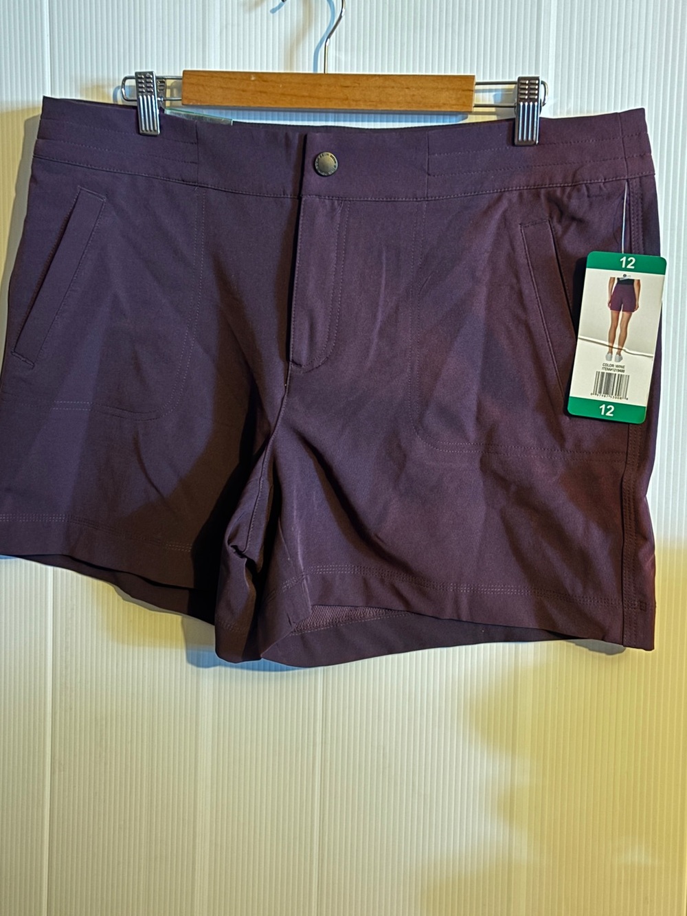 NWT Women’s Stretch Performance Shorts  Plum (sun bleached)